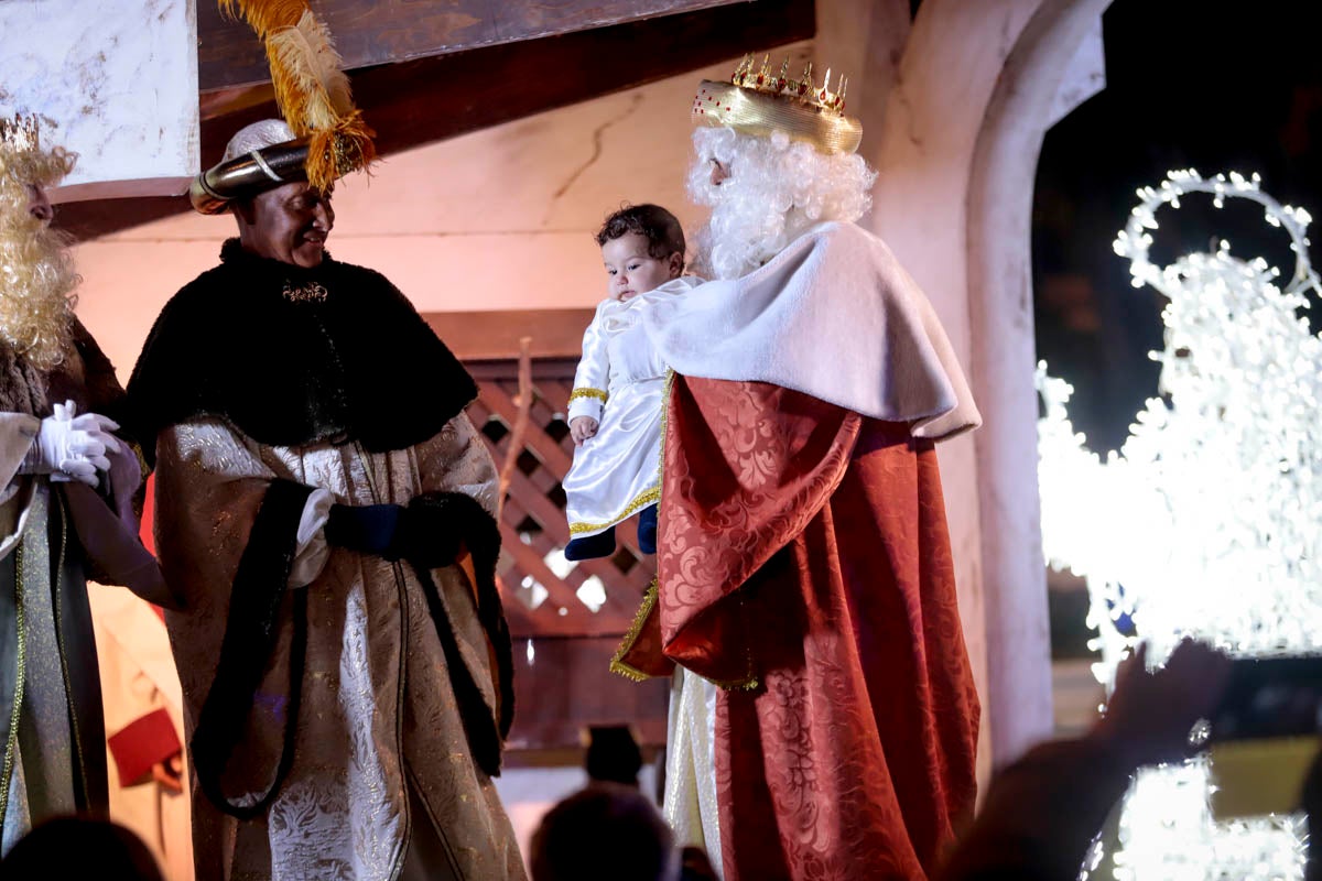 Cientos de personas salieron a recibir a sus majestades desde la llegada al puerto y durante las carrozas