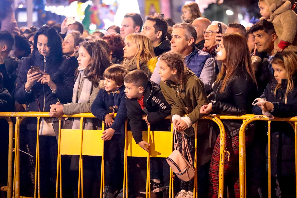 Cientos de personas salieron a recibir a sus majestades desde la llegada al puerto y durante las carrozas