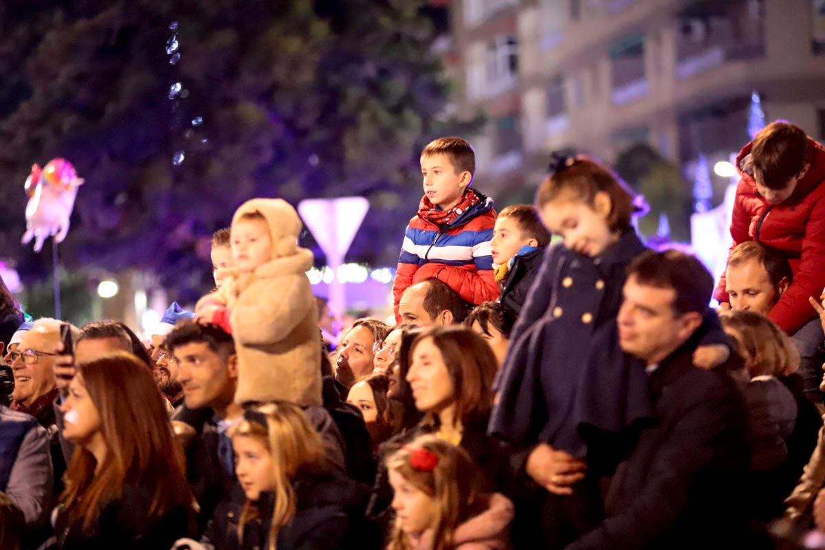 Cientos de personas salieron a recibir a sus majestades desde la llegada al puerto y durante las carrozas