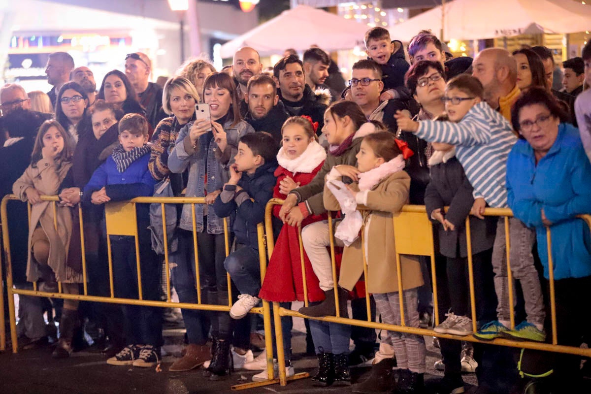 Cientos de personas salieron a recibir a sus majestades desde la llegada al puerto y durante las carrozas