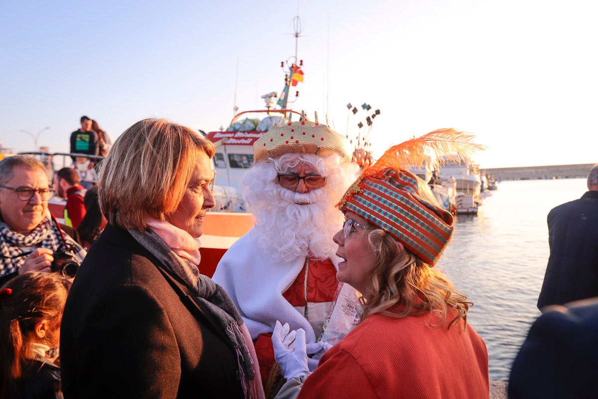 Cientos de personas salieron a recibir a sus majestades desde la llegada al puerto y durante las carrozas