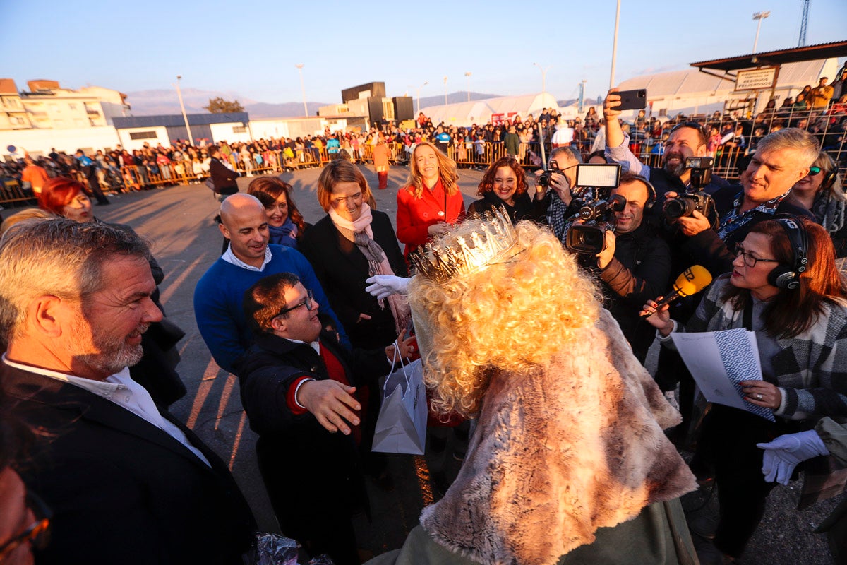 Cientos de personas salieron a recibir a sus majestades desde la llegada al puerto y durante las carrozas