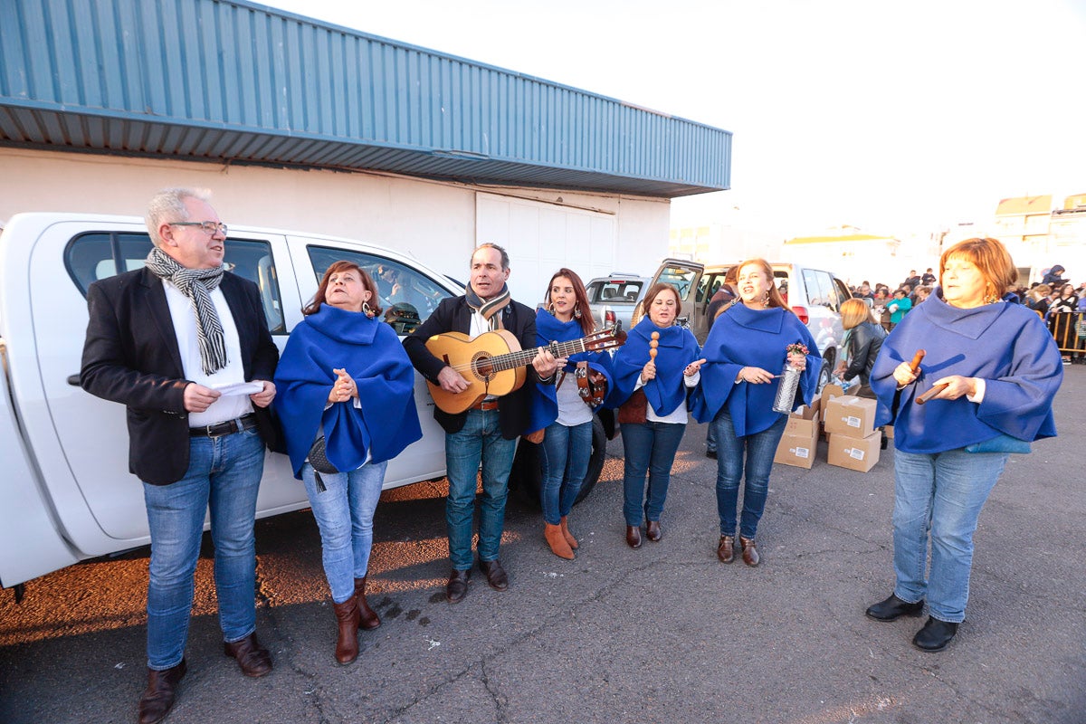 Cientos de personas salieron a recibir a sus majestades desde la llegada al puerto y durante las carrozas