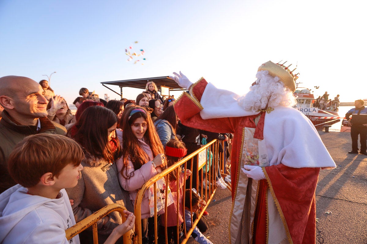 Cientos de personas salieron a recibir a sus majestades desde la llegada al puerto y durante las carrozas