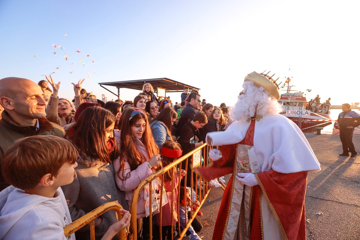 Cientos de personas salieron a recibir a sus majestades desde la llegada al puerto y durante las carrozas