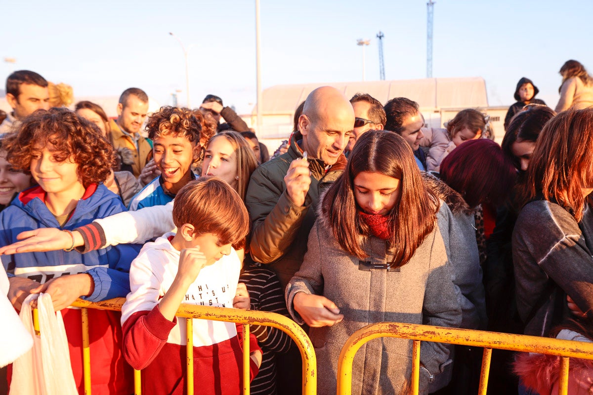 Cientos de personas salieron a recibir a sus majestades desde la llegada al puerto y durante las carrozas