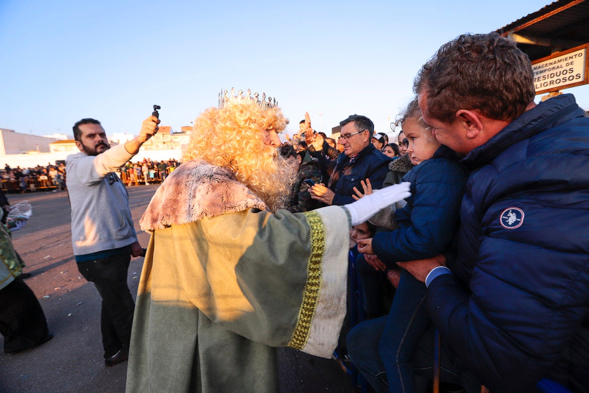 Cientos de personas salieron a recibir a sus majestades desde la llegada al puerto y durante las carrozas