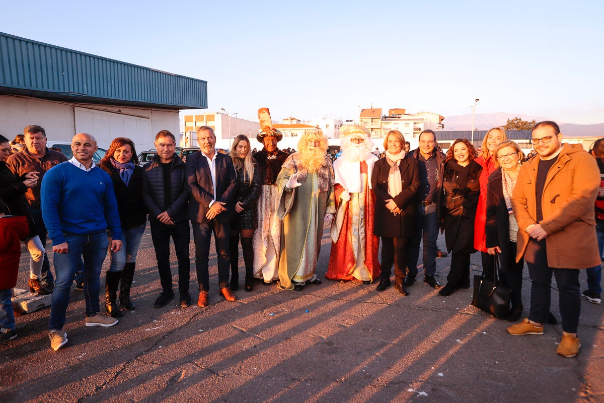 Cientos de personas salieron a recibir a sus majestades desde la llegada al puerto y durante las carrozas
