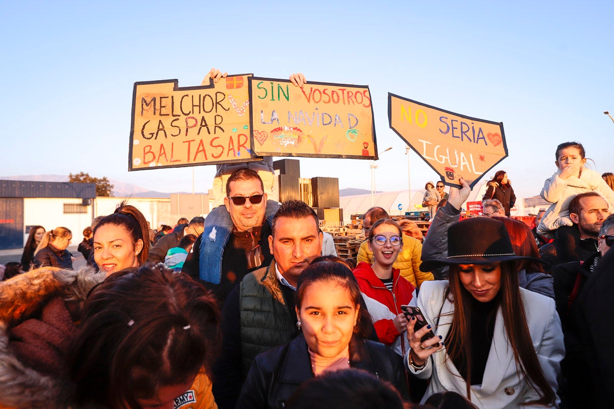 Cientos de personas salieron a recibir a sus majestades desde la llegada al puerto y durante las carrozas