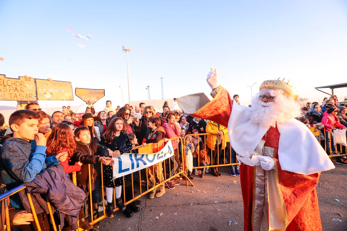 Cientos de personas salieron a recibir a sus majestades desde la llegada al puerto y durante las carrozas