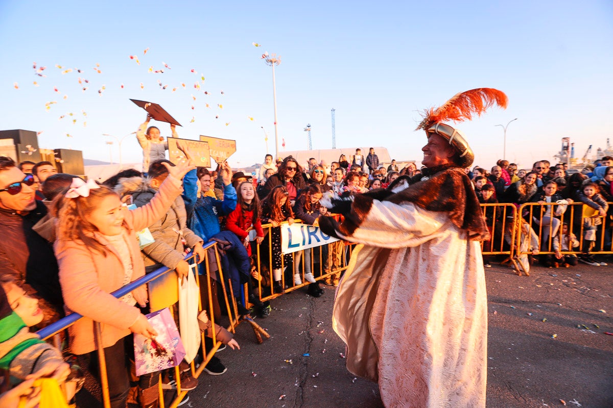 Cientos de personas salieron a recibir a sus majestades desde la llegada al puerto y durante las carrozas