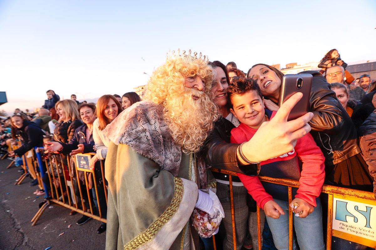 Cientos de personas salieron a recibir a sus majestades desde la llegada al puerto y durante las carrozas