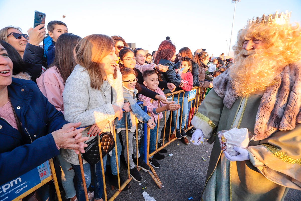 Cientos de personas salieron a recibir a sus majestades desde la llegada al puerto y durante las carrozas