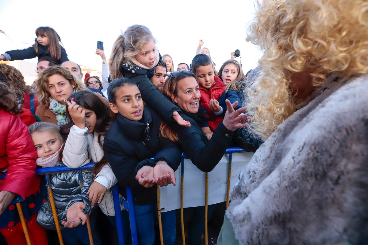 Cientos de personas salieron a recibir a sus majestades desde la llegada al puerto y durante las carrozas
