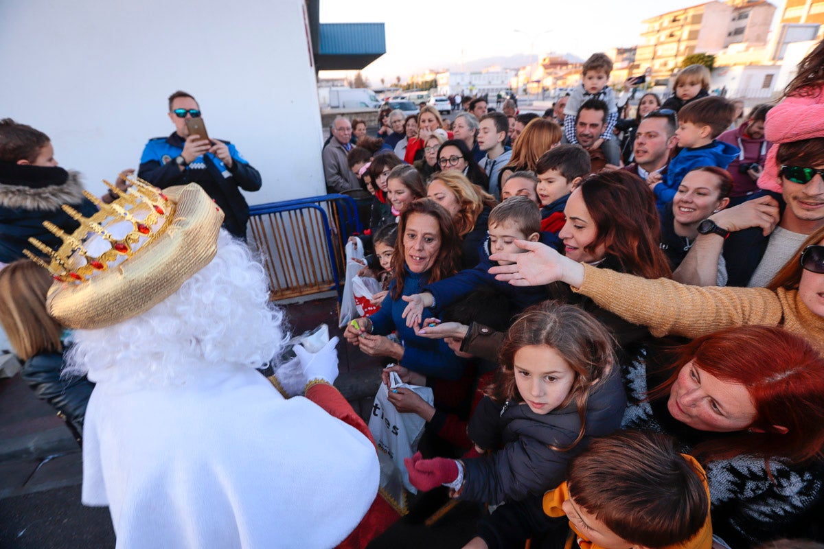 Cientos de personas salieron a recibir a sus majestades desde la llegada al puerto y durante las carrozas
