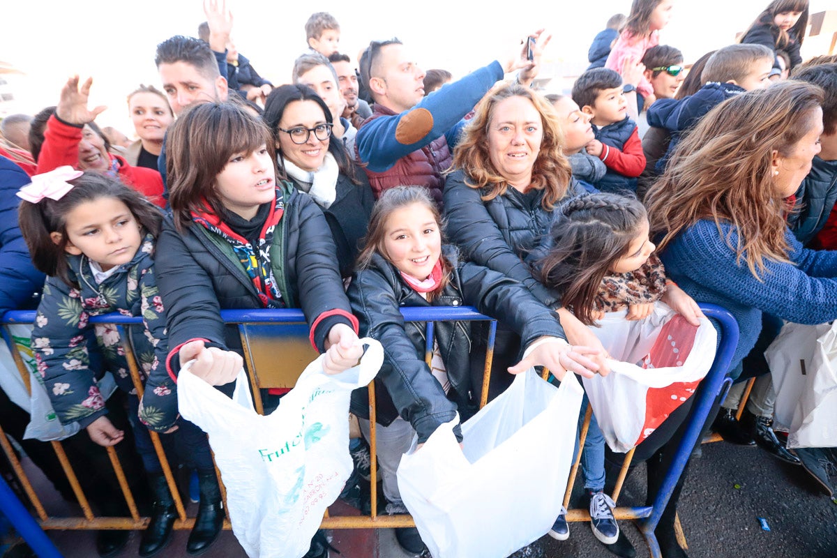 Cientos de personas salieron a recibir a sus majestades desde la llegada al puerto y durante las carrozas