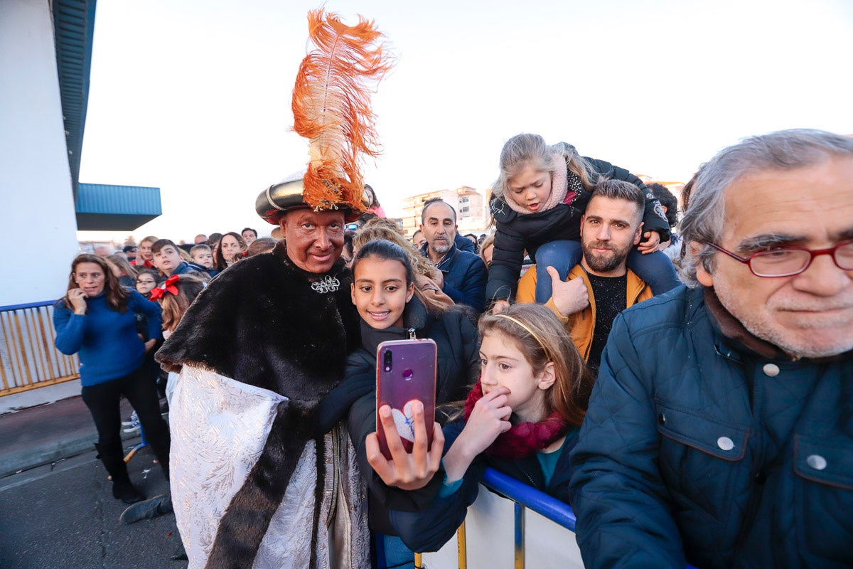 Cientos de personas salieron a recibir a sus majestades desde la llegada al puerto y durante las carrozas