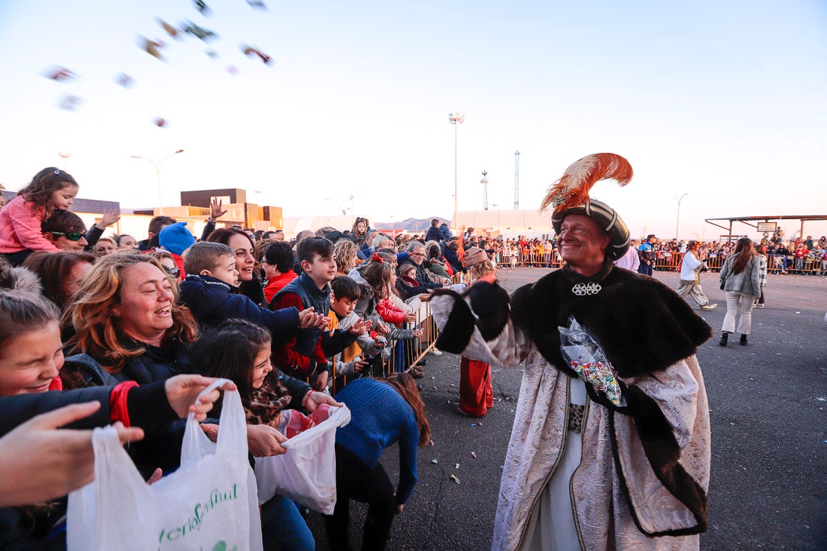 Cientos de personas salieron a recibir a sus majestades desde la llegada al puerto y durante las carrozas