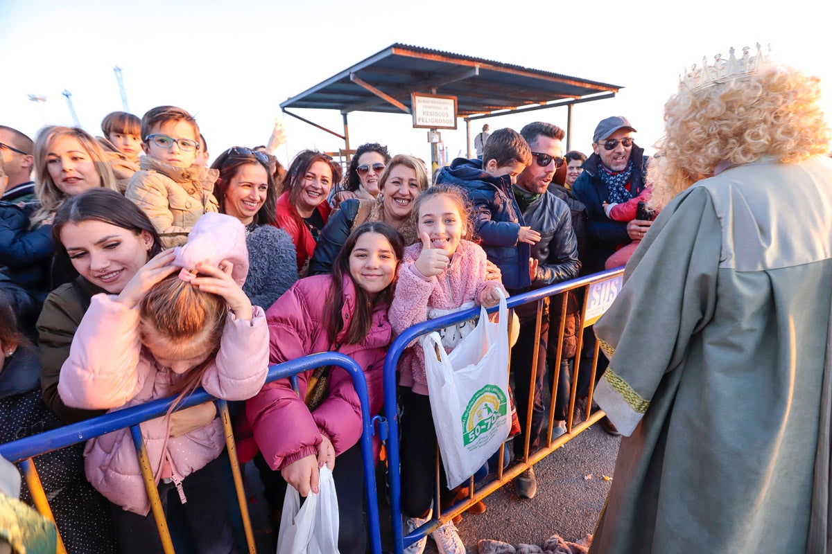 Cientos de personas salieron a recibir a sus majestades desde la llegada al puerto y durante las carrozas
