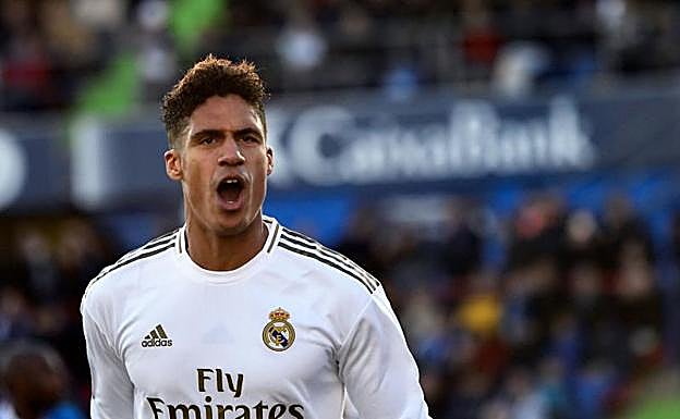 Varane celebra uno de sus goles en el Coliseum Alfonso Pérez. 