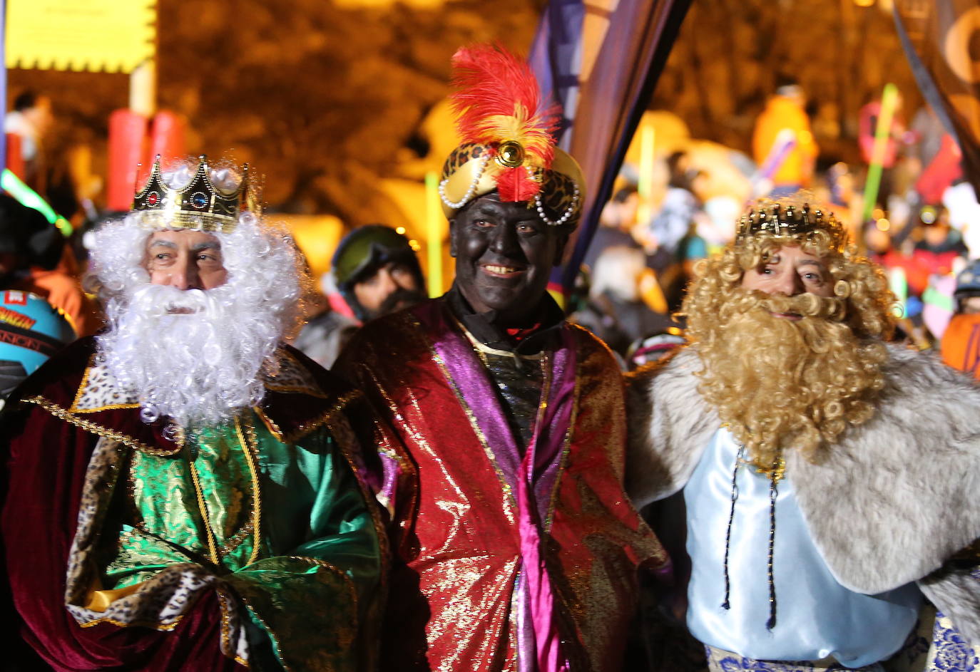 Los Reyes Magos llegan esquiando a Sierra Nevada