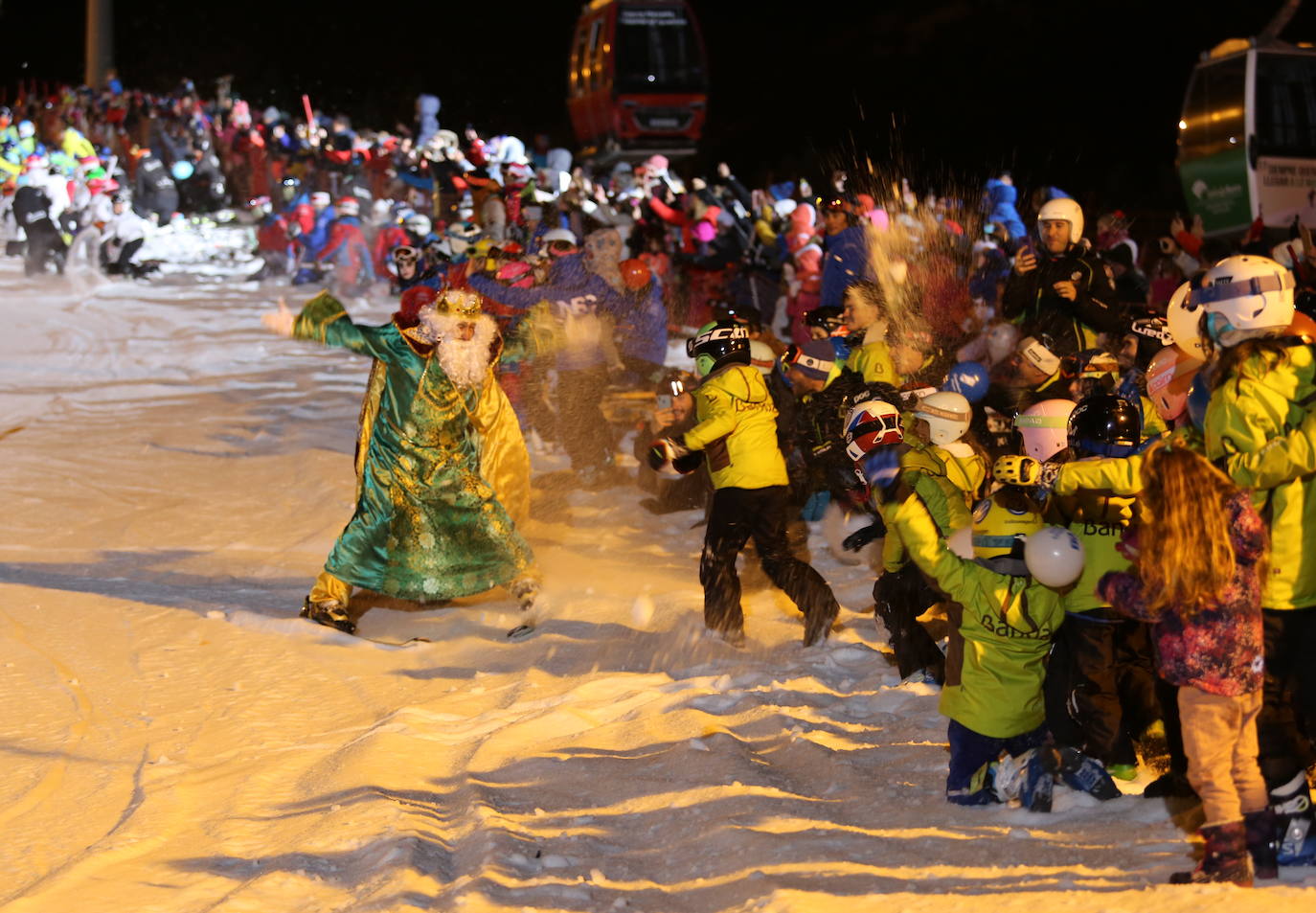 Los Reyes Magos llegan esquiando a Sierra Nevada