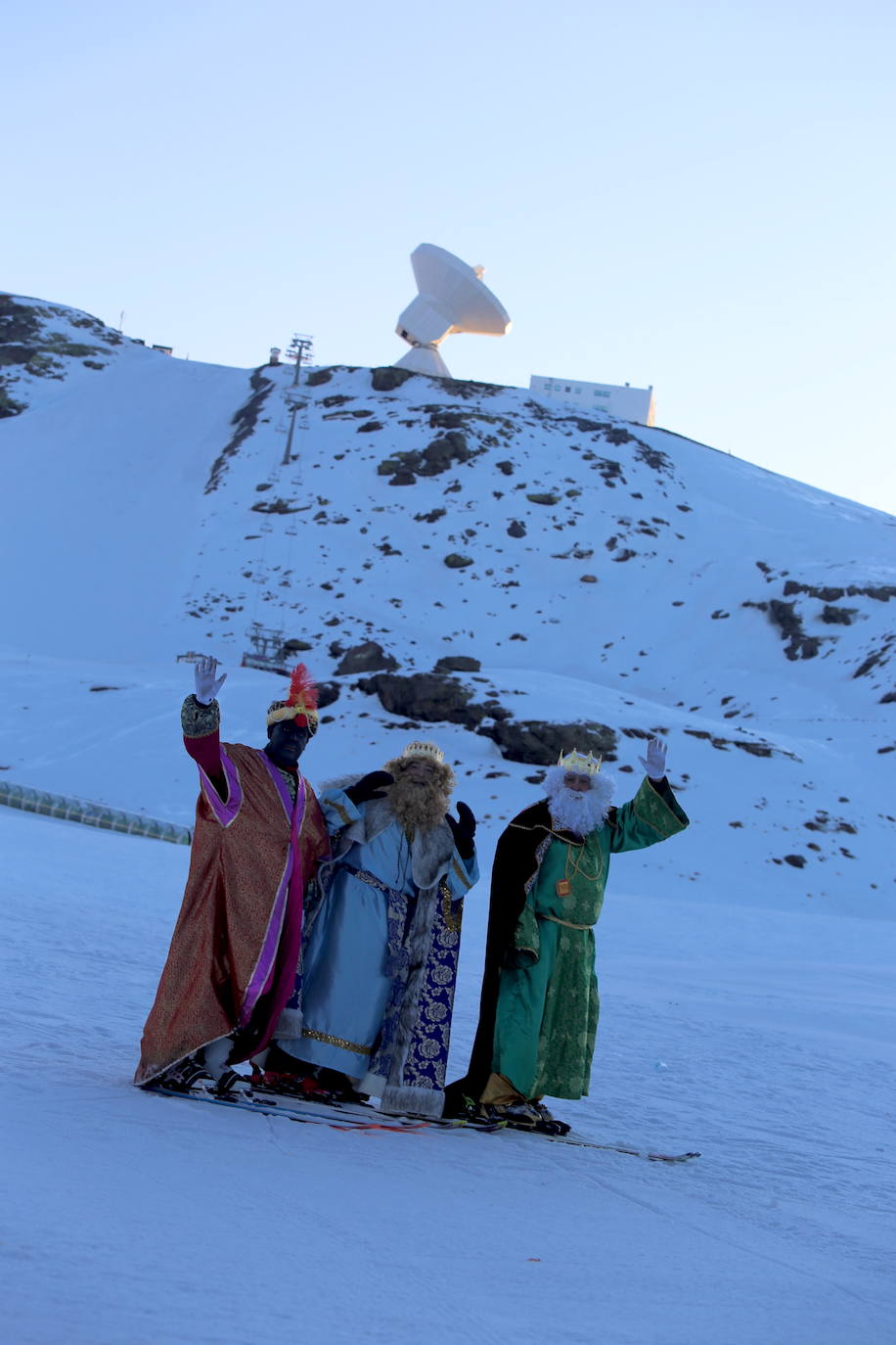 Los Reyes Magos llegan esquiando a Sierra Nevada
