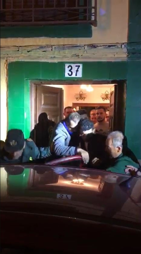 Los presuntos ladrones abandonaron el automóvil y huyeron a pie. Los vecinos corrieron tras ellos y se inició una intensa persecución
