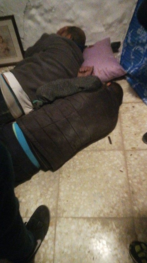 Los presuntos ladrones abandonaron el automóvil y huyeron a pie. Los vecinos corrieron tras ellos y se inició una intensa persecución