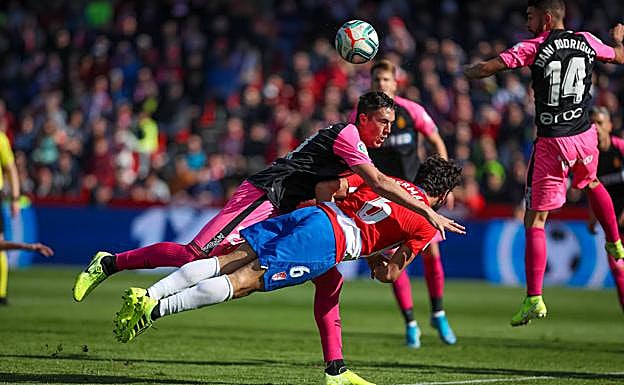 Raíllo bloquea a Germán Sánchez en la disputa de un balón aéreo durante el partido. 