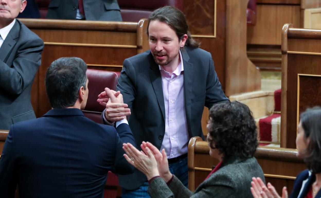 Pablo Iglesias saluda a Pedro Sánchez durante el debate de investidura.