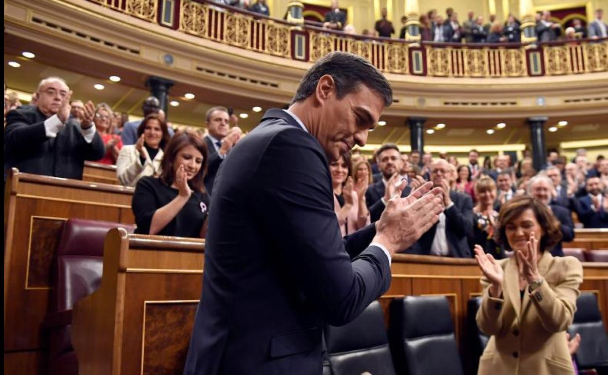 Pedro Sánchez recibe los aplausos de PSOE y Podemos tras ser elegido.