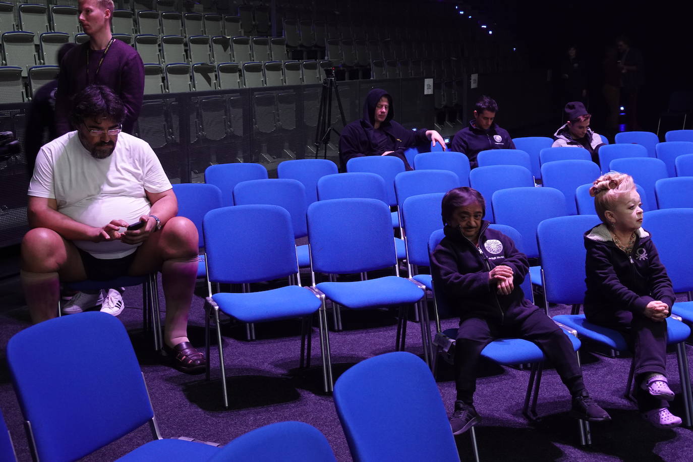 Los artistas descansan antes del show. En primera línea Gregory y Valentina, los payasos más bajitos. Al fondo, sentado, Victorino, el gigante de 'Corteo'