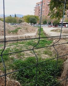 Imagen secundaria 2 - La antigua pérgola en Francisco López Burgos; piden más seguridad en la plaza del Rocío; la plaza Rafael Guillén, entre vallas.