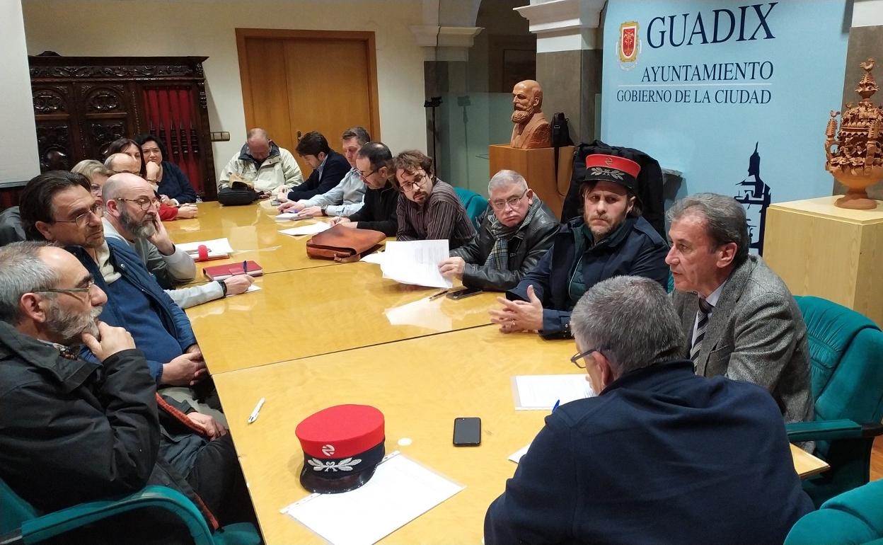 Miembros del colectivo se reunieron ayer en uadix con el gerente en Andalucía de Renfe