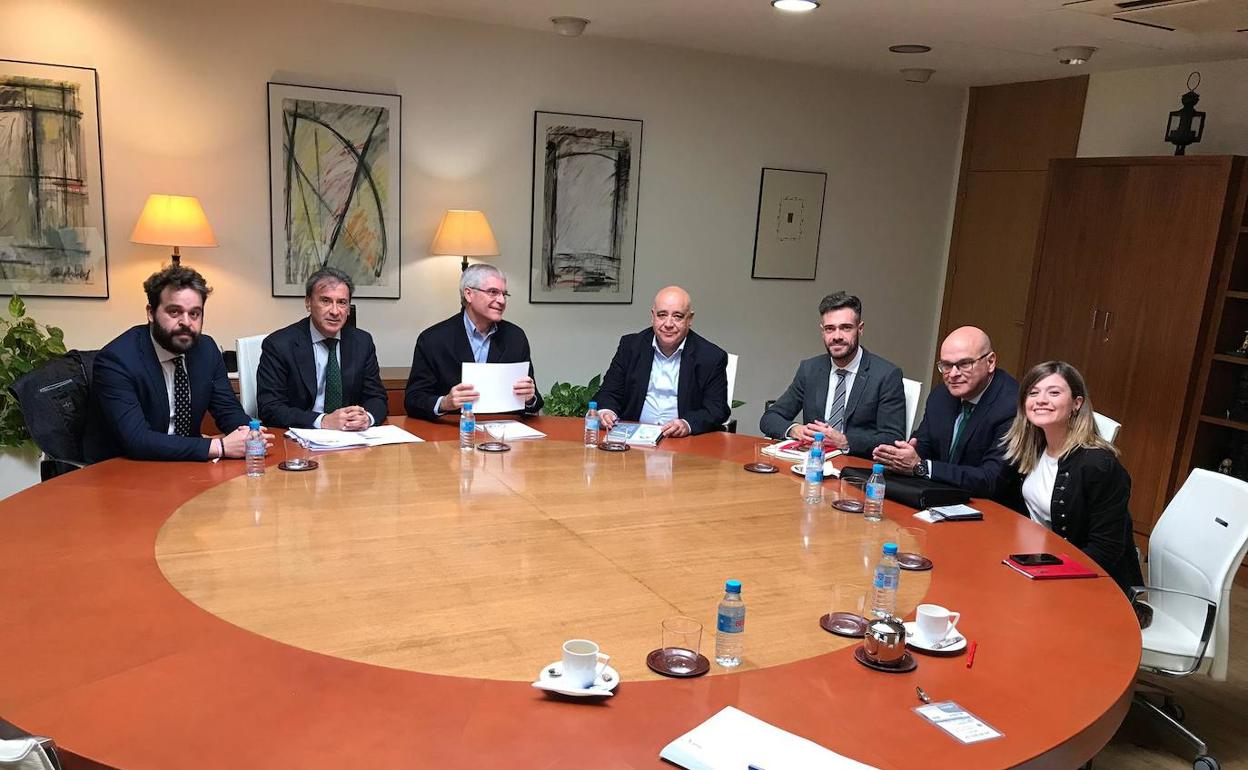 Reunión entre el grupo de parlamentarios del PSOE y Renfe. 