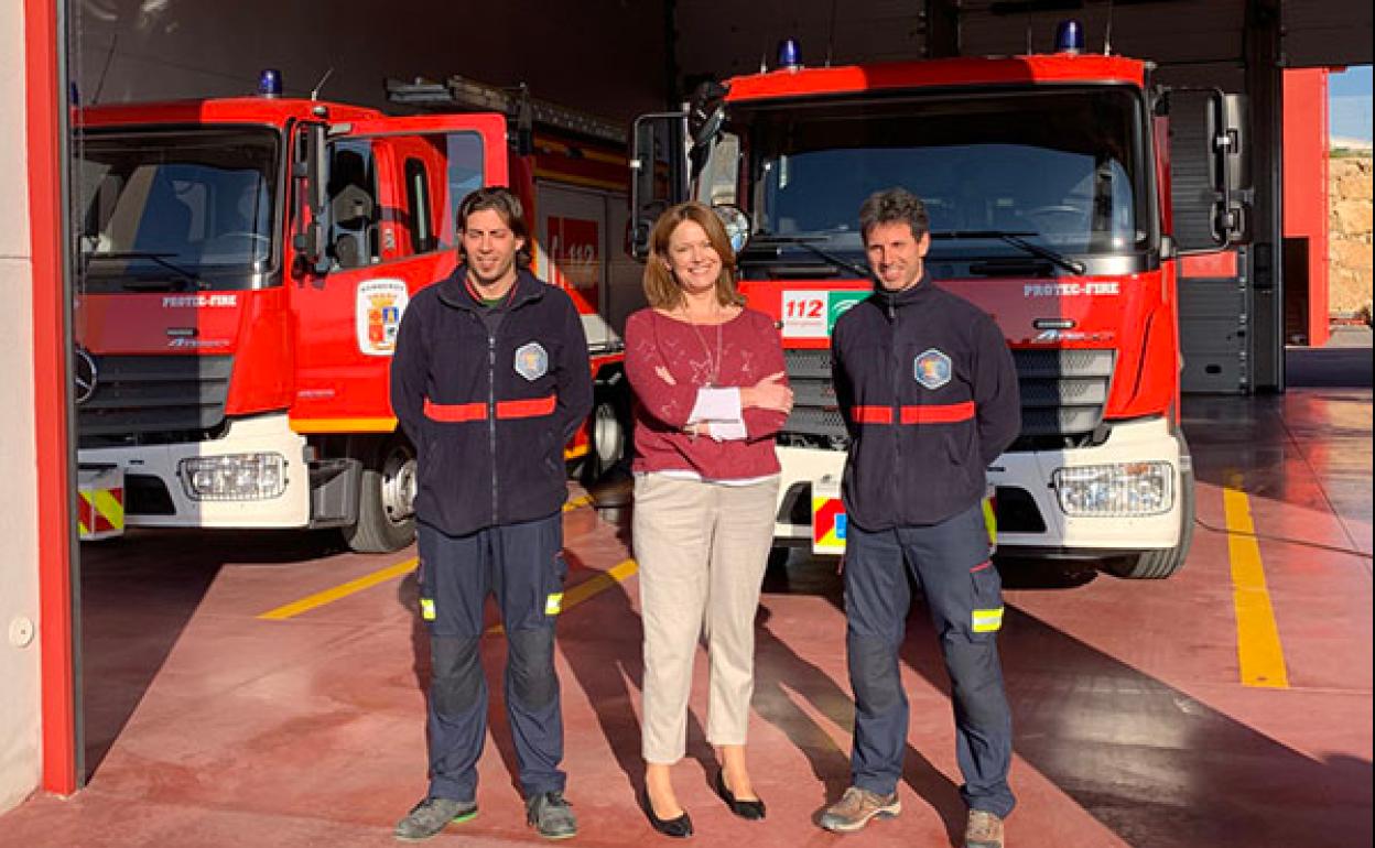 Lourdes Martínez posa junto a los bomberos marteños.