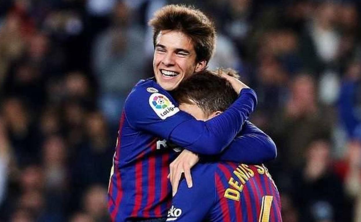 Riqui Puig celebra un gol con el FC Barcelona. 