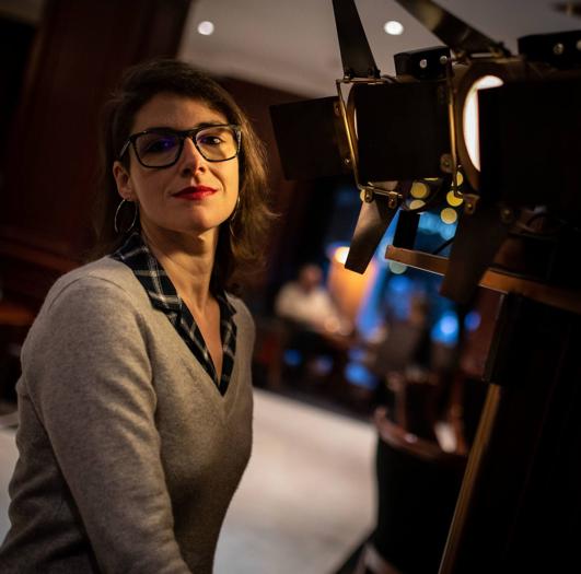 MJ Caballero, entre los focos de la cafetería del Hotel Meliá, en Granada. 