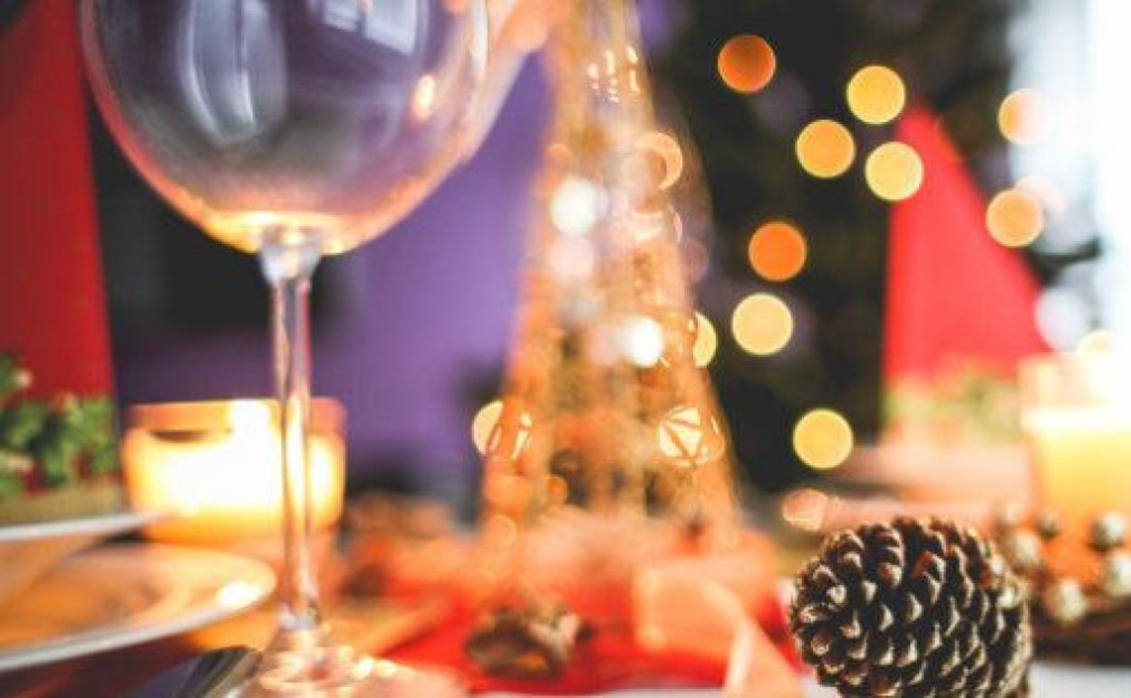 El cadáver de un hombre pasa inadvertido dos días sentado en una mesa navideña