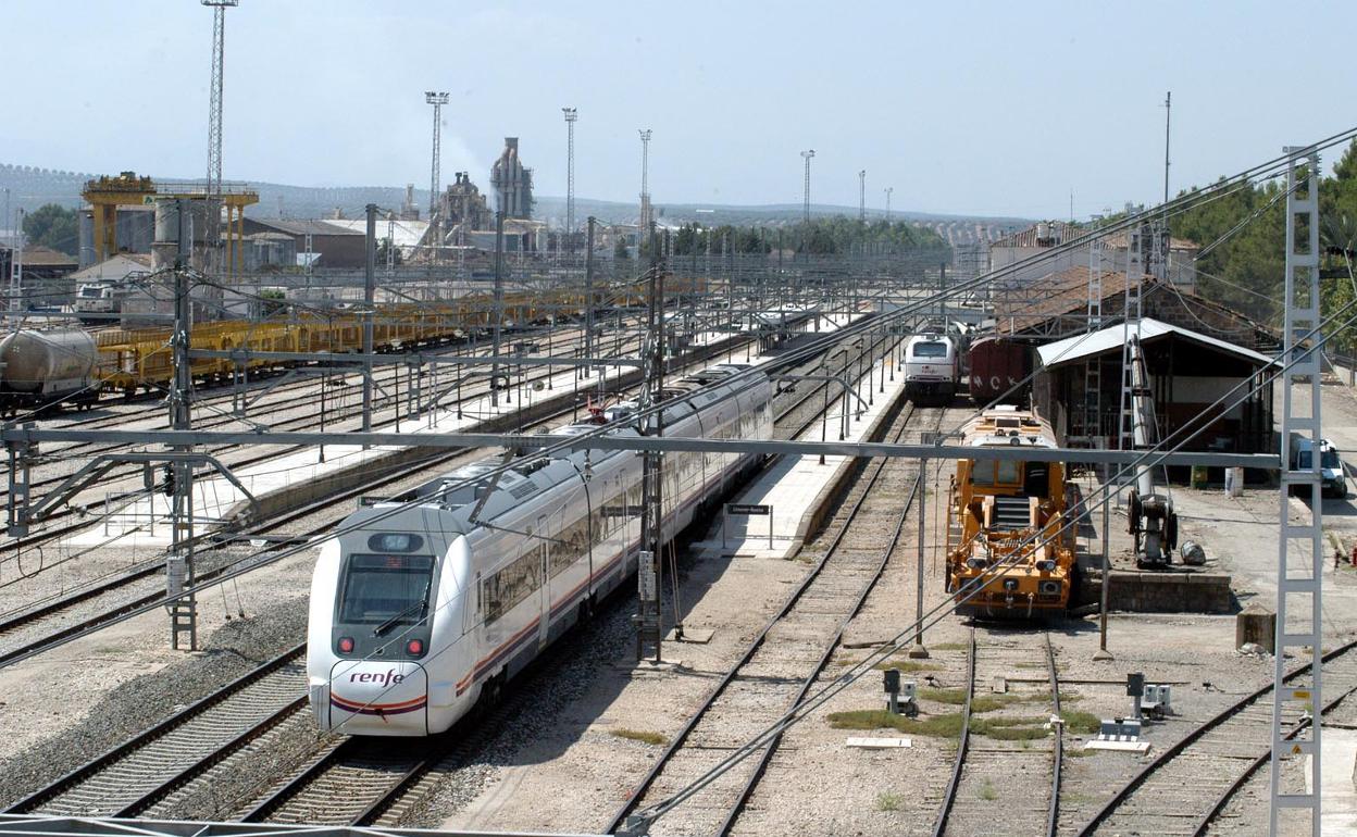 Un tren de Media Distancia, en el andén de Linares-Baeza. 