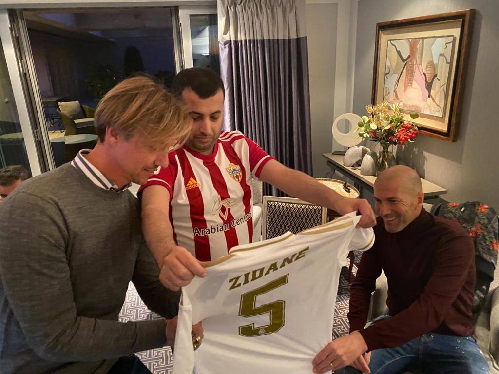 Turki Al Sheikh muestra la camiseta firmada por Zidane. 