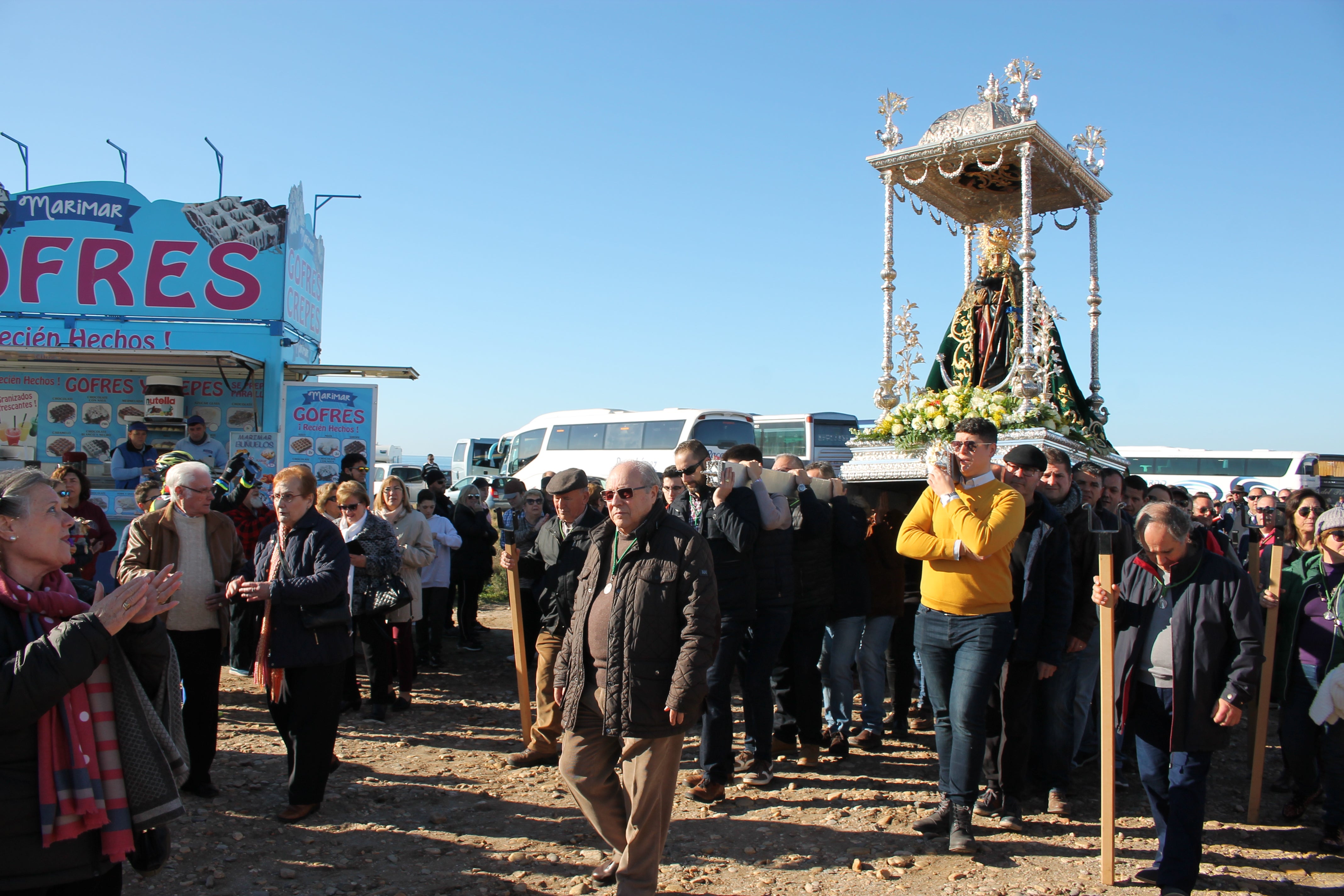 Miles de almerienses, un año más, y fieles a la tradición, acuden a disfrutar de una jornada de romería en honor de la patrona de la ciudad