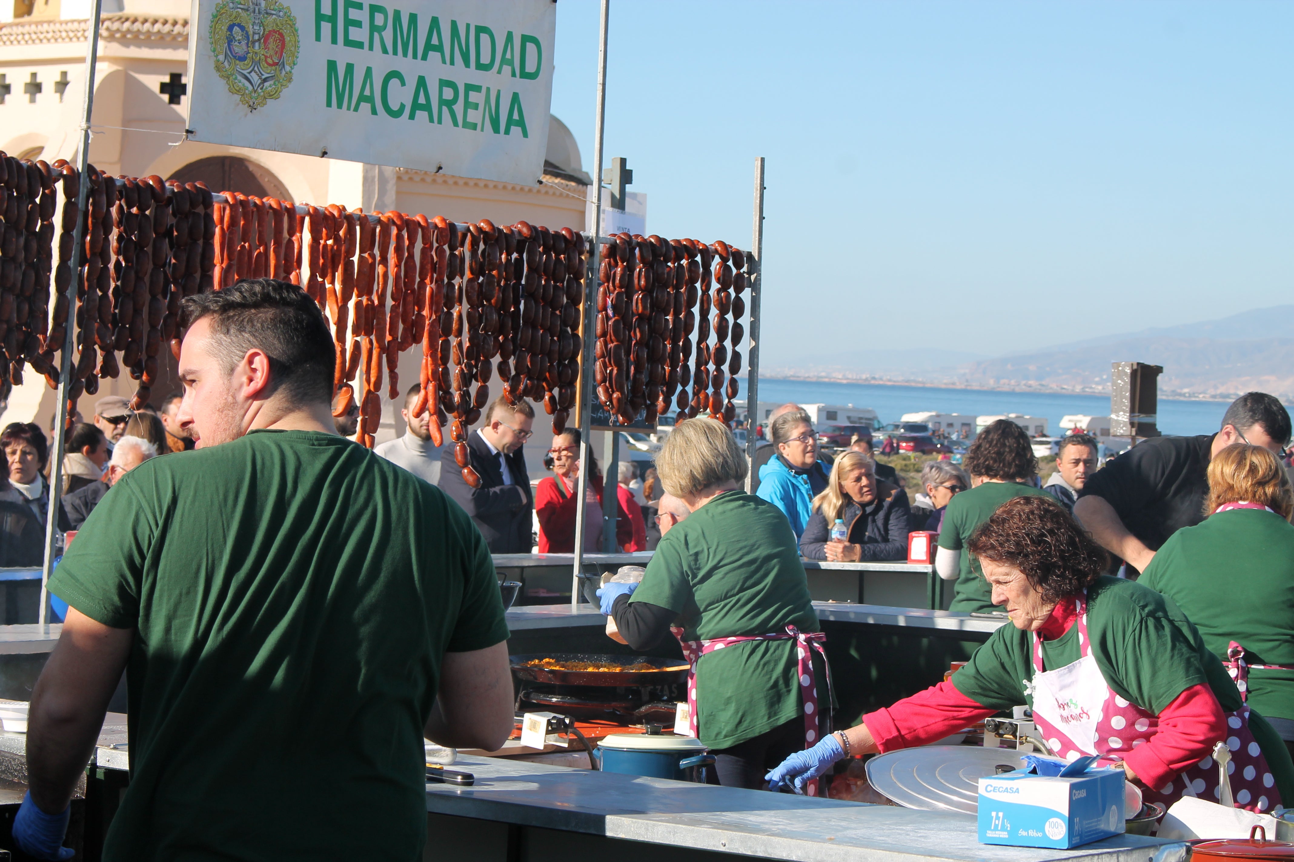 Miles de almerienses, un año más, y fieles a la tradición, acuden a disfrutar de una jornada de romería en honor de la patrona de la ciudad