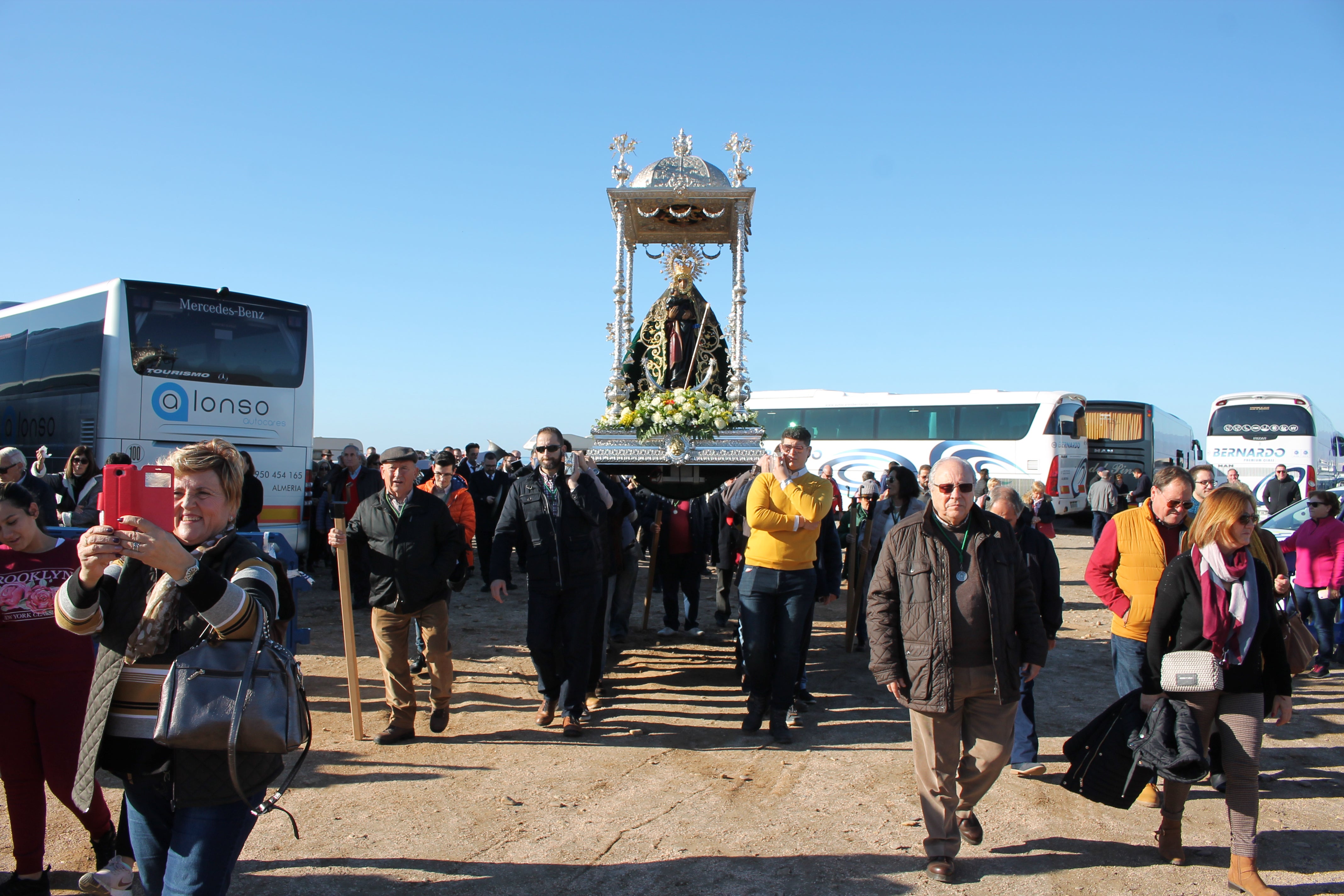 Miles de almerienses, un año más, y fieles a la tradición, acuden a disfrutar de una jornada de romería en honor de la patrona de la ciudad