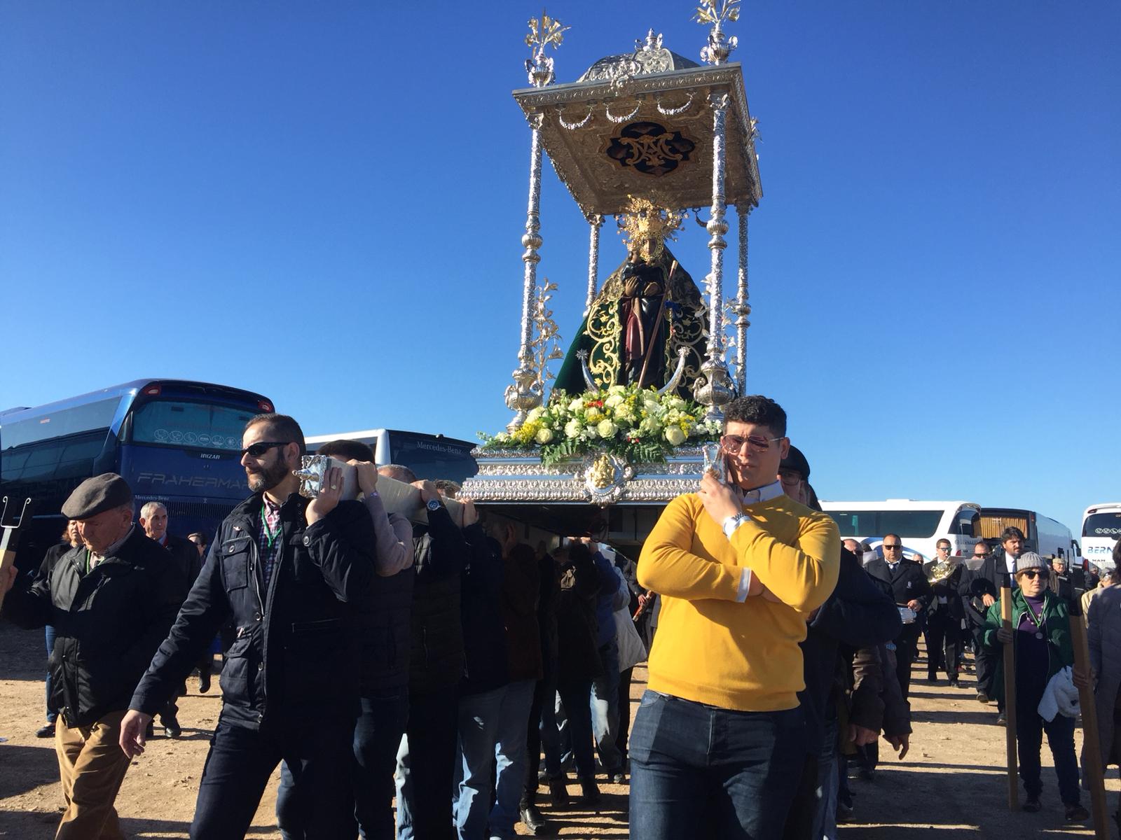 Miles de almerienses, un año más, y fieles a la tradición, acuden a disfrutar de una jornada de romería en honor de la patrona de la ciudad