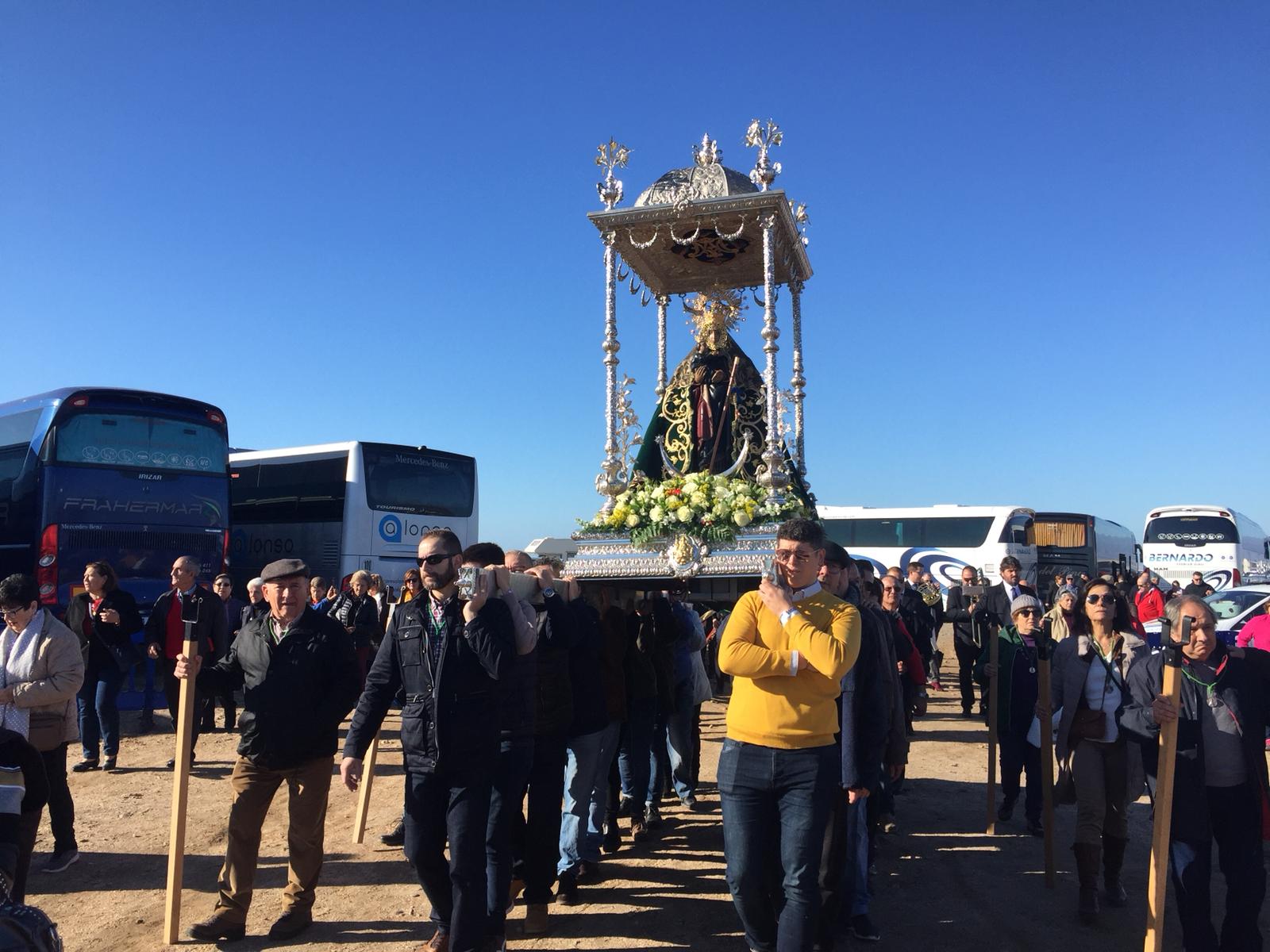 Miles de almerienses, un año más, y fieles a la tradición, acuden a disfrutar de una jornada de romería en honor de la patrona de la ciudad