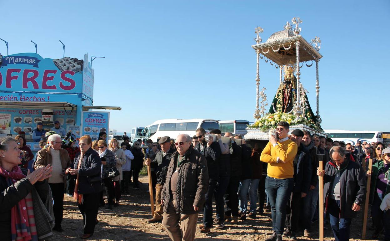 La Virgen del Mar es portada a hombros por Torregarcía. 