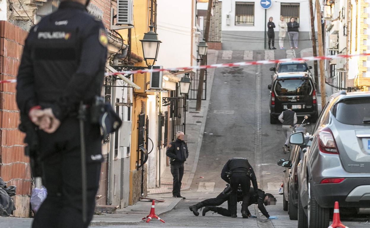 Los agentes de la Policía Nacional buscan pruebas en el lugar de los hechos.