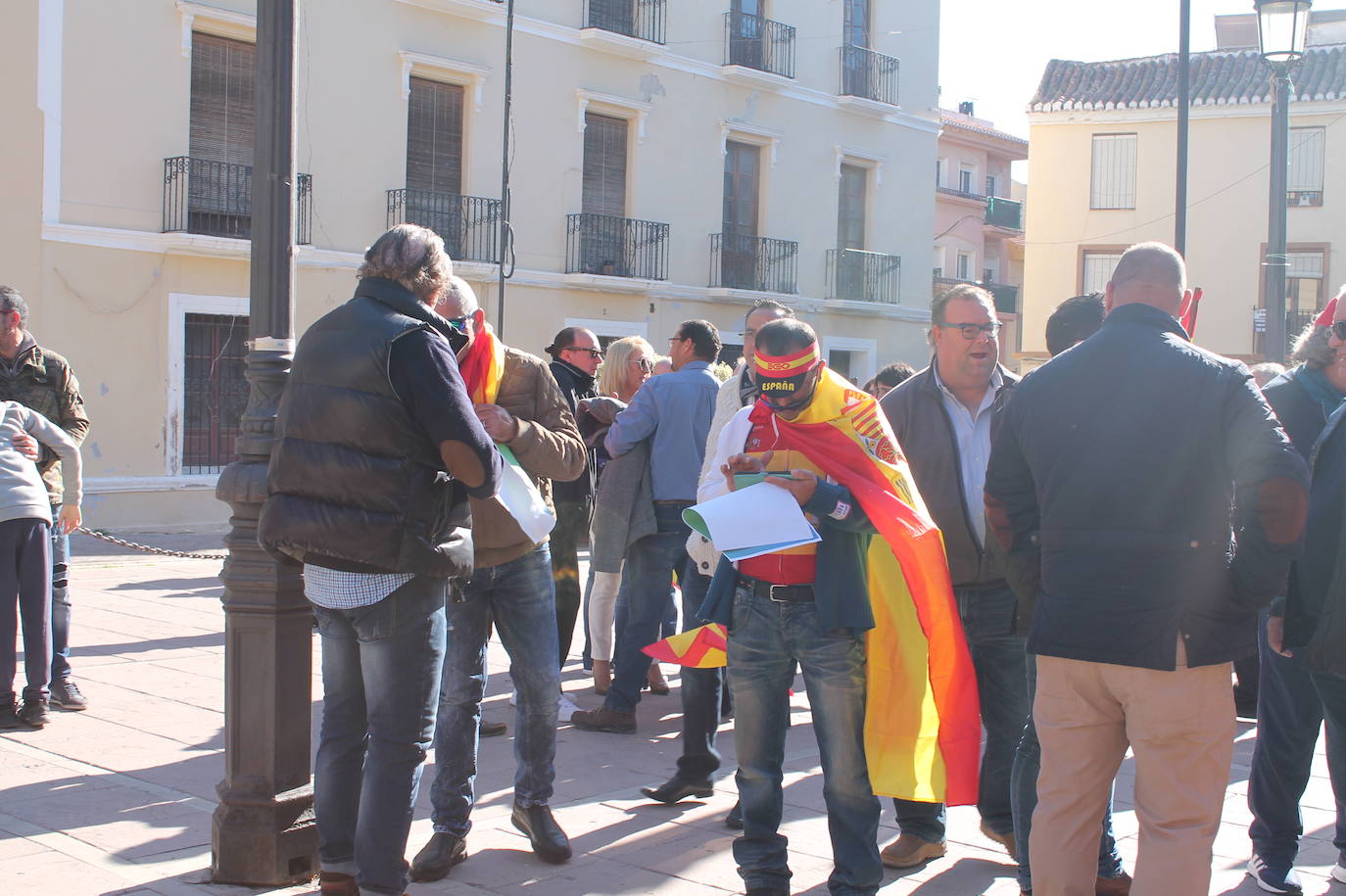 Fotos: 200 vecinos de Motril se concentran bajo el auspicio de Vox para «unir España»